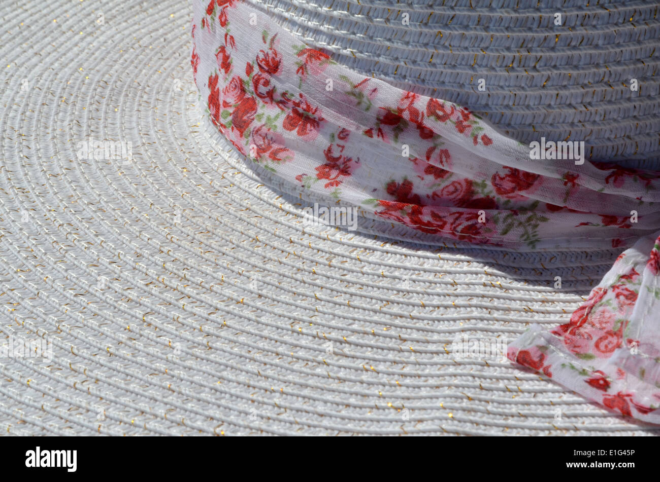 White sun hat avec fils d'or et ruban floral Banque D'Images