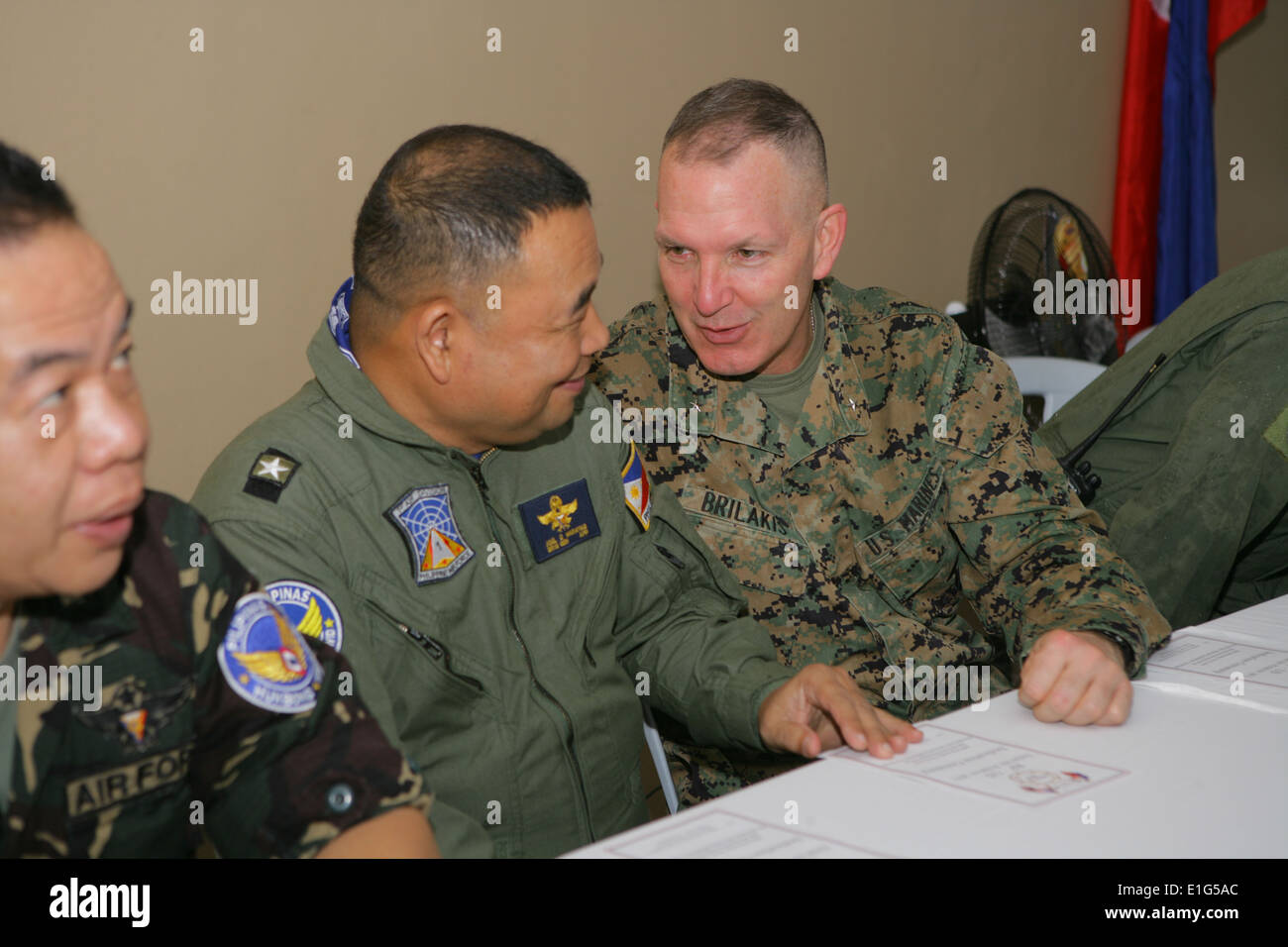 U.S. Marine Corps Brig. Le Général Mark Brilakis, droit, général commandant de la 3e brigade expéditionnaire Philippine, parle avec Banque D'Images