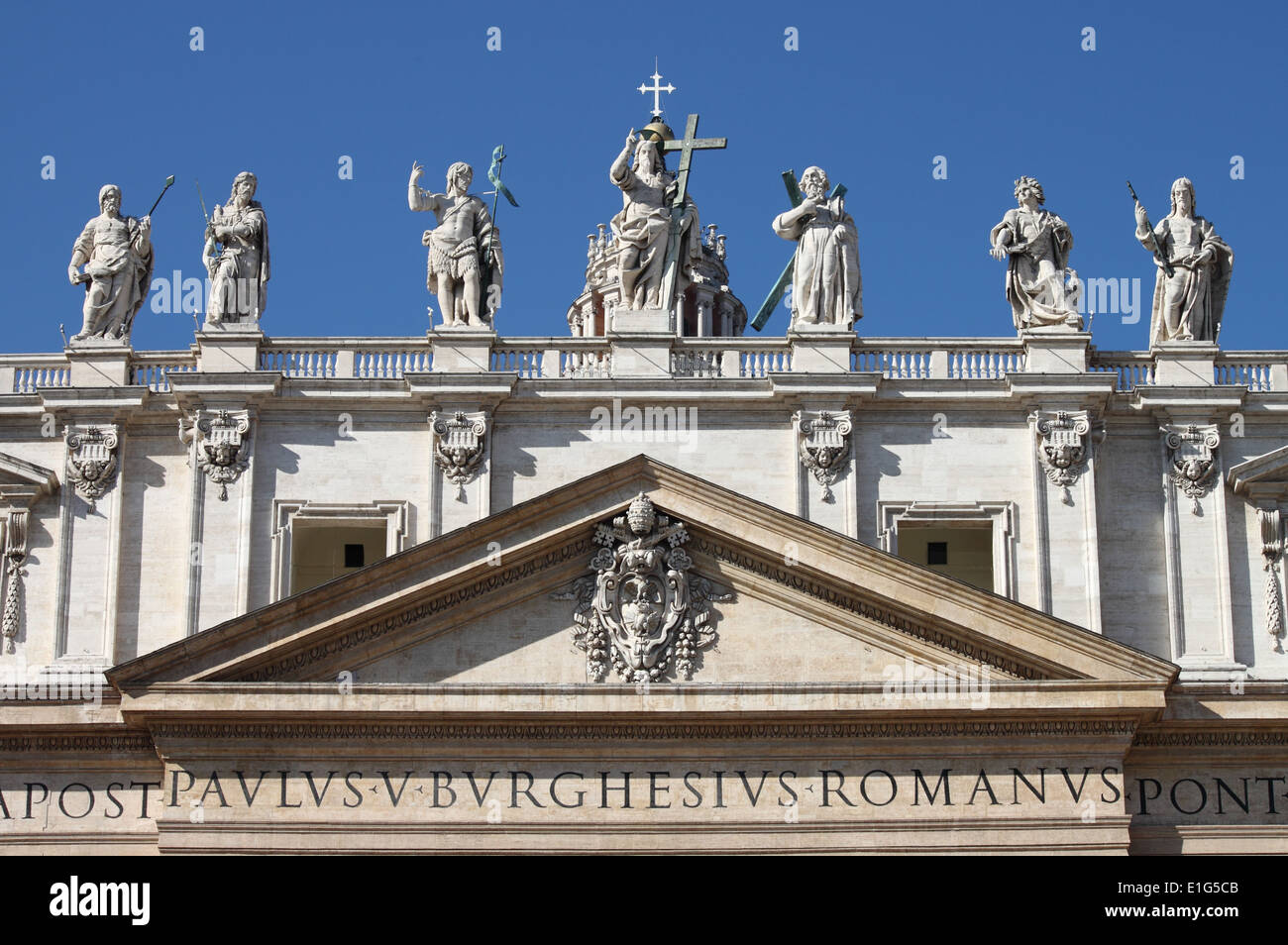 Des statues du Christ, Jean le Baptiste, et certains apôtres sur le haut de la Basilique Saint Pierre de façade. Rome, Italie Banque D'Images