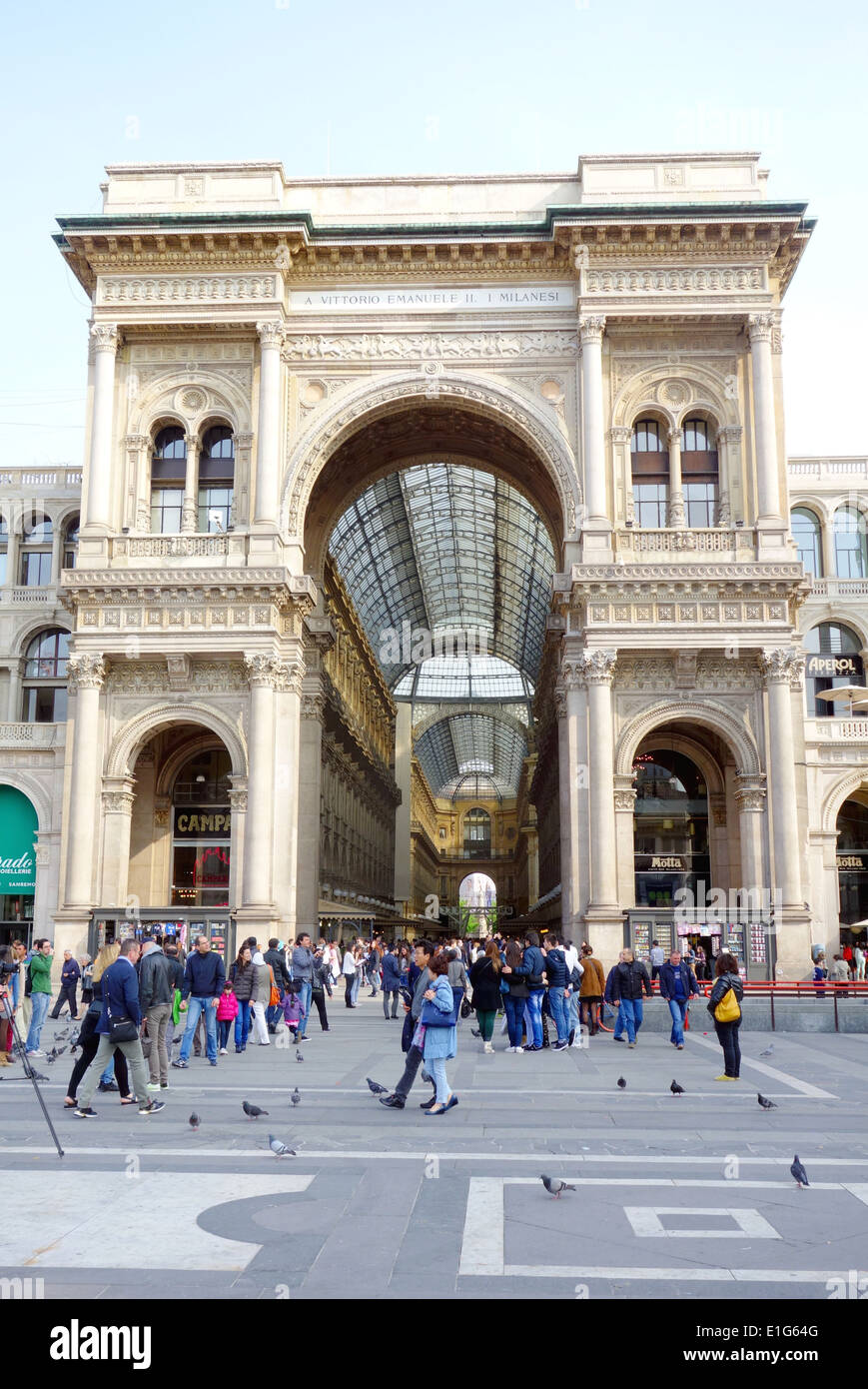 Galerie Vittorio Emanuele, entrée privée, vue de la place du Duomo de Milan, Italie Banque D'Images