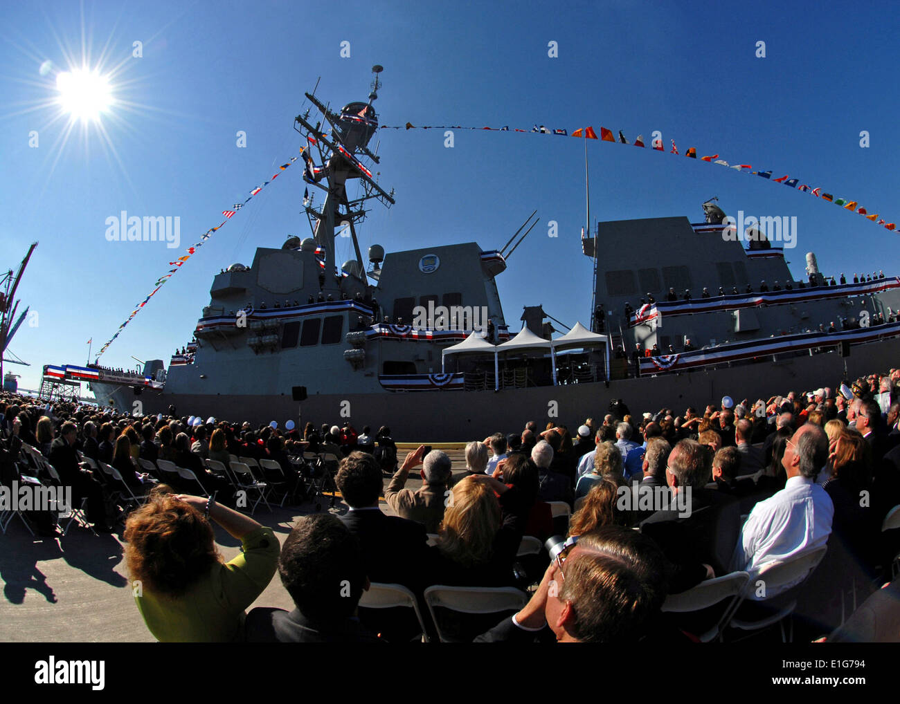 Les marins américains mettre le navire à la vie au cours de la cérémonie de mise en service pour l'USS gravement (DDG 107), le plus récent de la Marine Arleigh Burk Banque D'Images