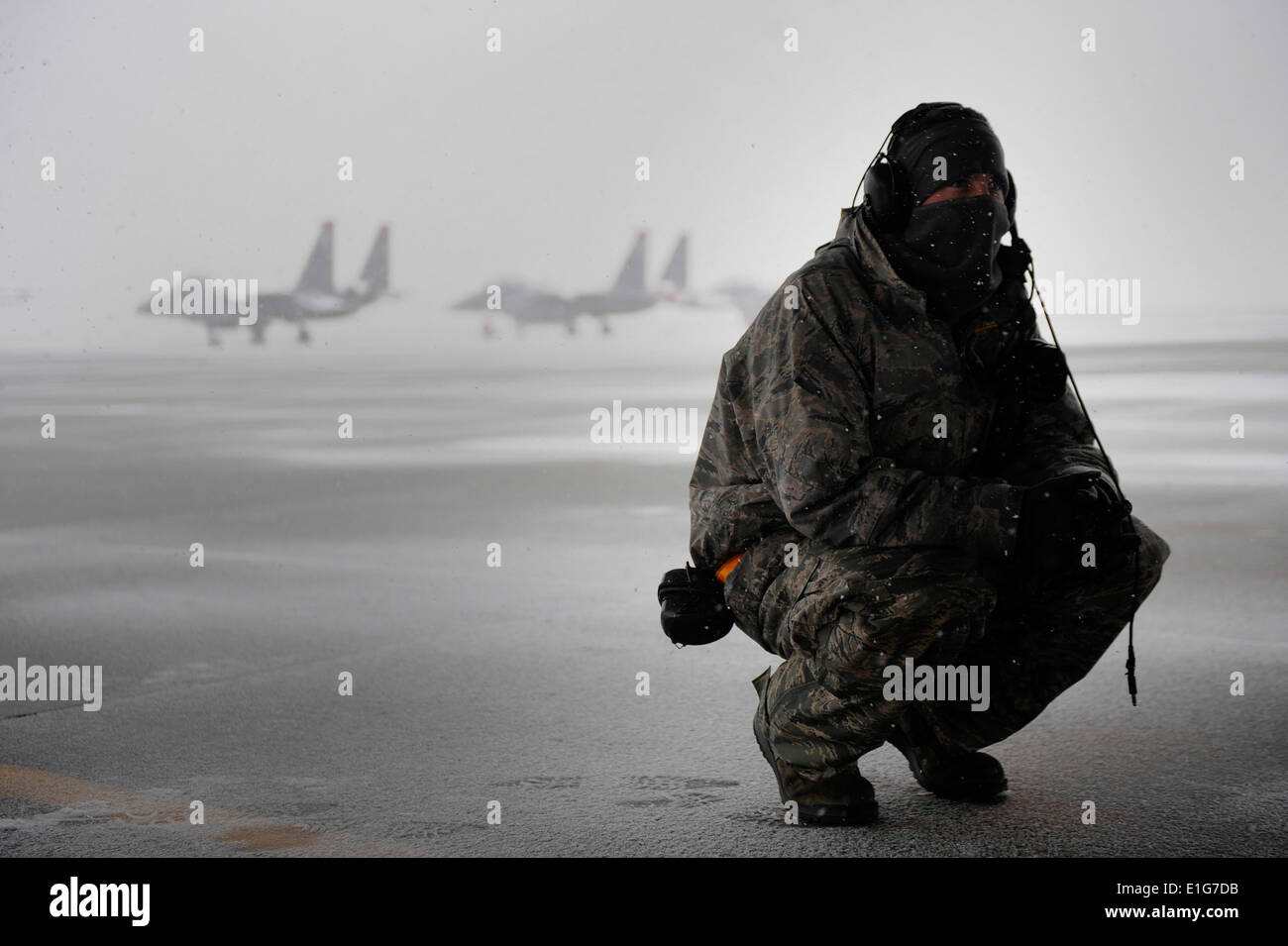 Les cadres supérieurs de l'US Air Force Airman Stephen a tenu, un chef d'équipe avec le 391e Escadron de chasse, prend une pause pendant un test de re Banque D'Images