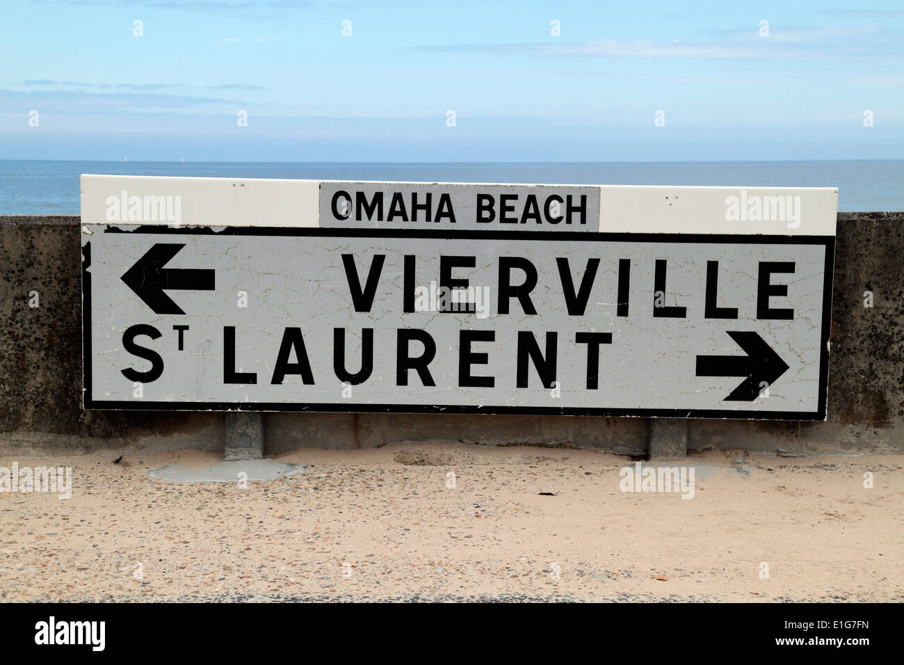 Plaque de rue sur la route de la plage ci-dessus pointe vers Omaha Beach Vierville et St Laurent, Normandie, France. Banque D'Images