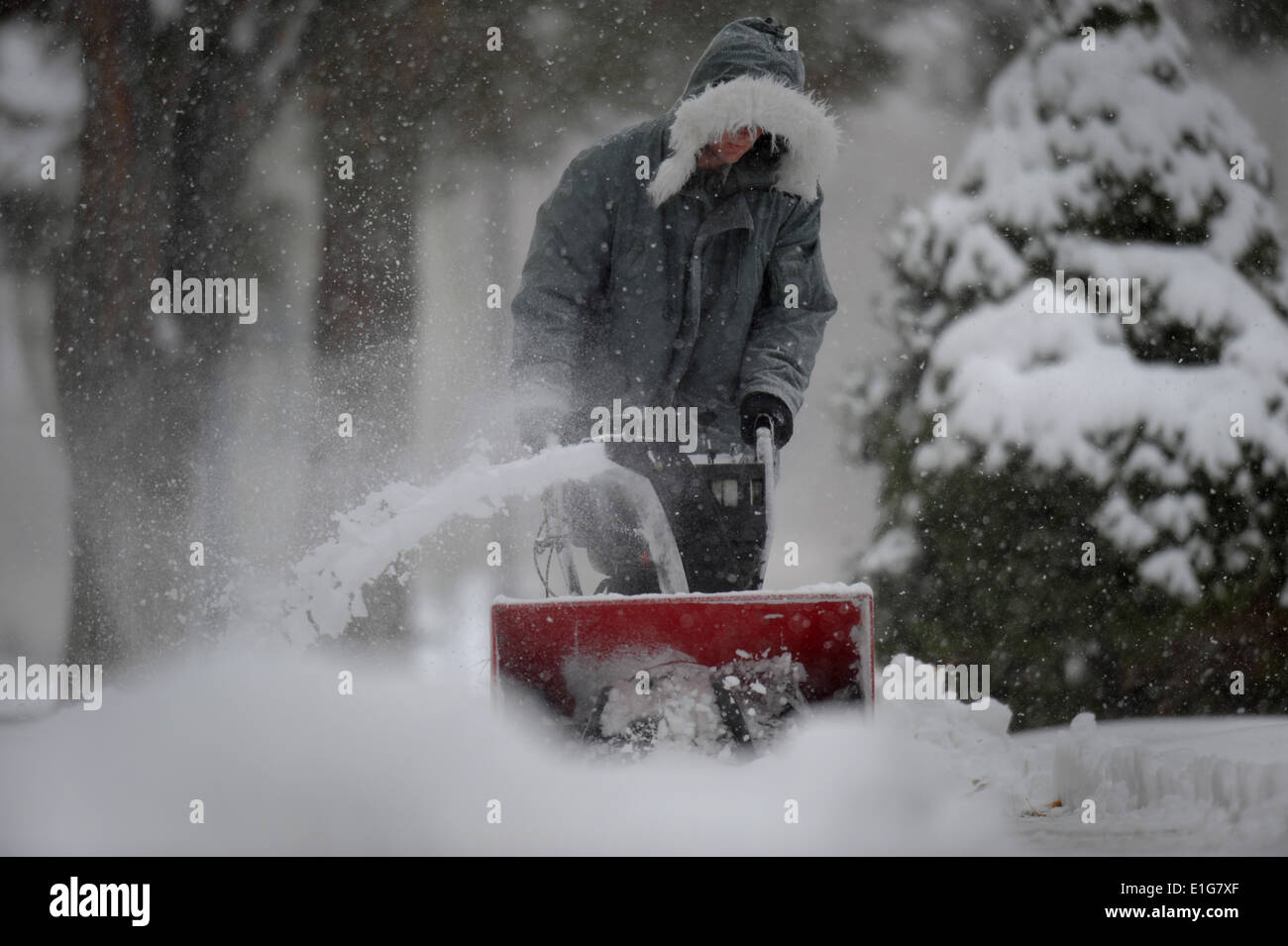 1ère classe pilote américain Peter de contrôleur de la circulation aérienne avec Logar 366e Escadron d'appui aux opérations de la neige des trottoirs aro supprime Banque D'Images