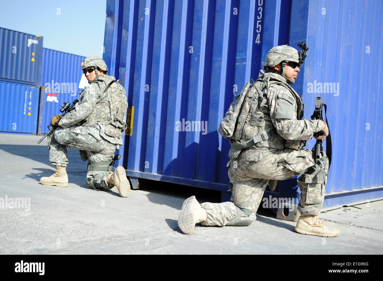 Assurer la sécurité des soldats américains tandis que les membres de l'Équipe de reconstruction provinciale de Basra, parler de travailleurs civils dans le Port Banque D'Images