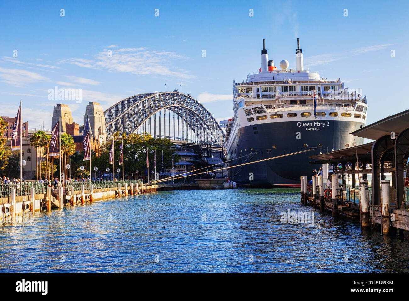 Queen Mary 2 à quai à Circular Quay, Sydney, sur une journée ensoleillée d'automne. Banque D'Images