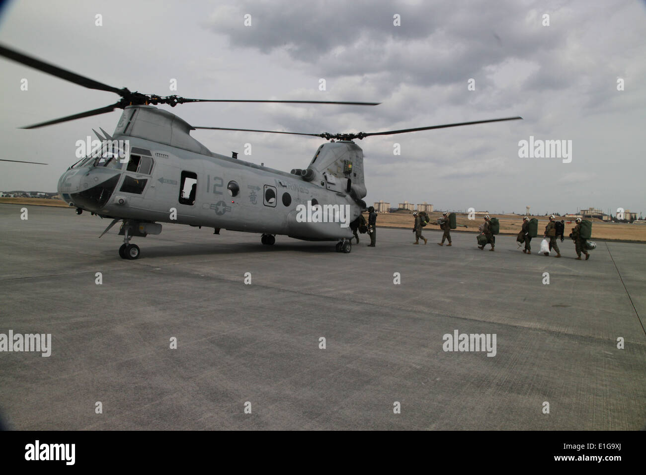 Les Marines américains et les marins avec III Marine Expeditionary Force (avant) à bord d'un hélicoptère CH-46 Sea Knight du milieu marin H Banque D'Images