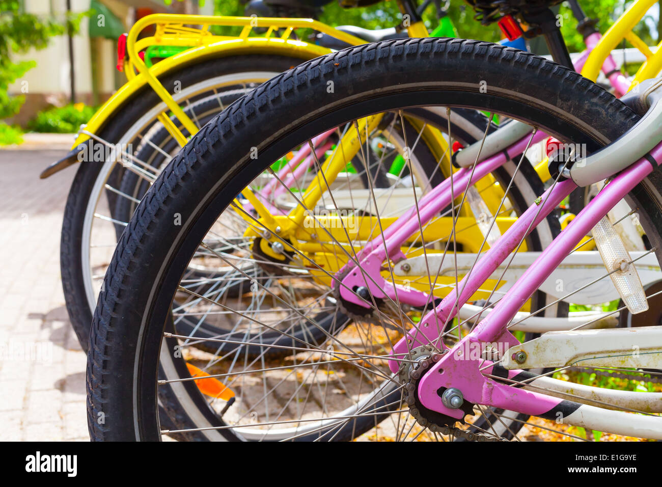 Stand des vélos colorés dans la rangée sur un parking à louer Banque D'Images