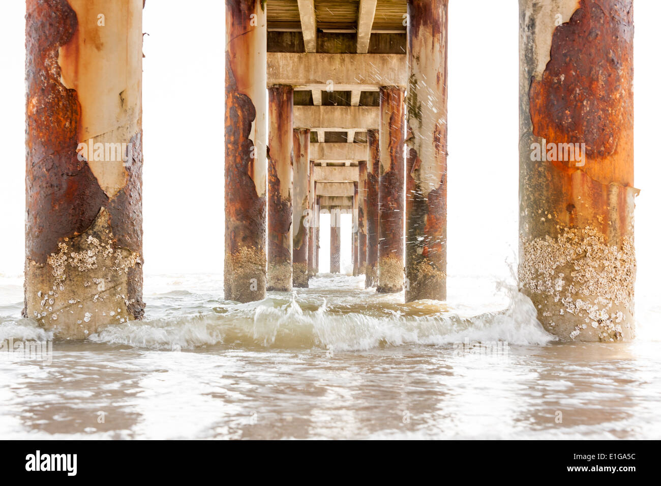 La rouille et les balanes révéler le caractère de Saint Augustine Beach Pier sur Anastasia Island à Saint Augustine, Floride, USA. Banque D'Images