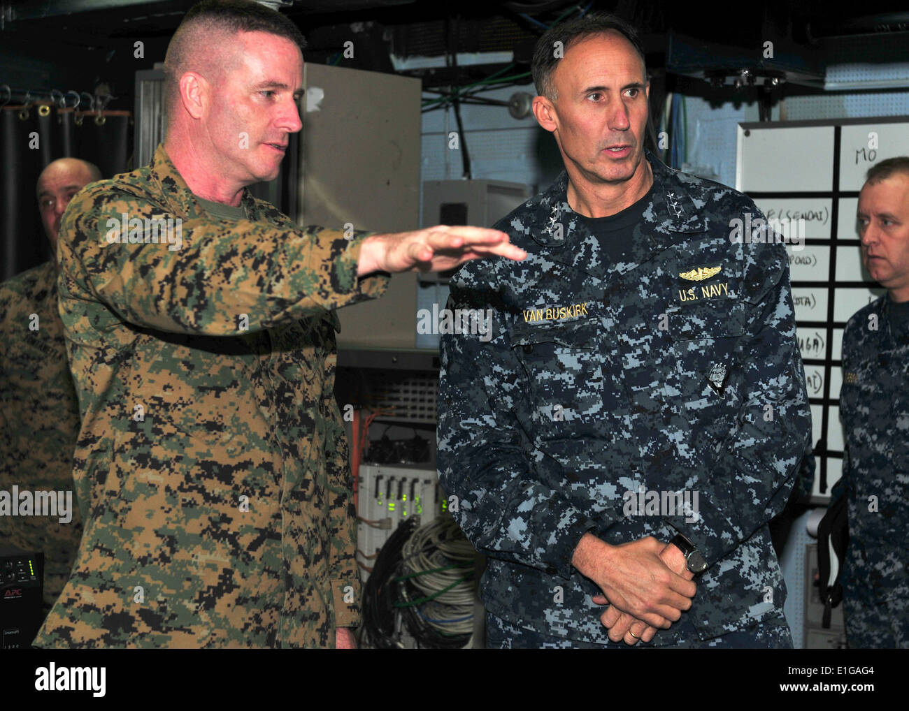 110330-N-WJ771-008 OCÉAN PACIFIQUE (30 mars 2011) Le colonel Andrew MacMannis, commandant de la 31e Marine Expeditionary Onu Banque D'Images