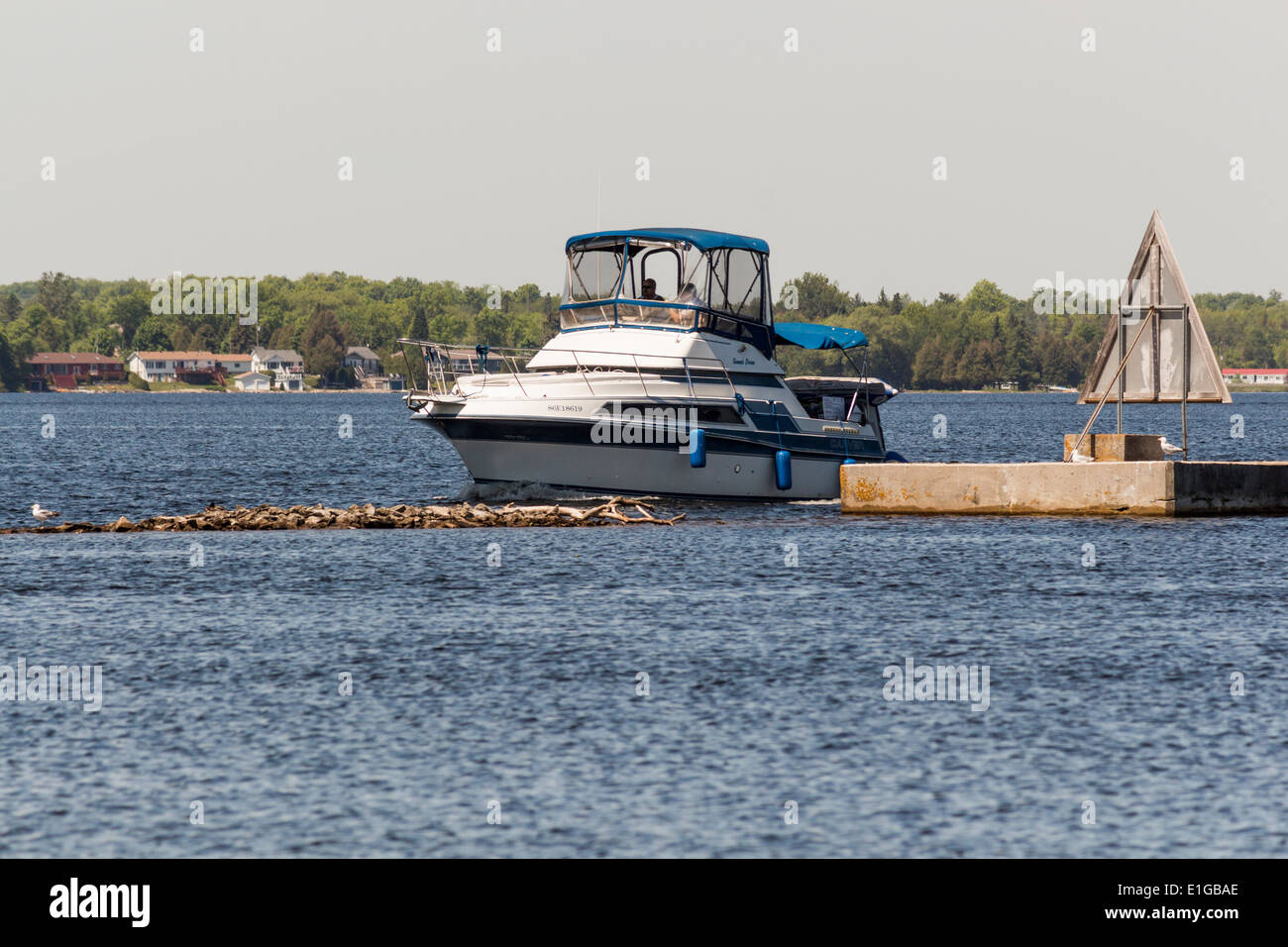 Grande cabine cruiser entrée en rivière Fenelon sur la voie navigable Trent Severn du lac Cameron à Fenelon Falls, Ontario Banque D'Images