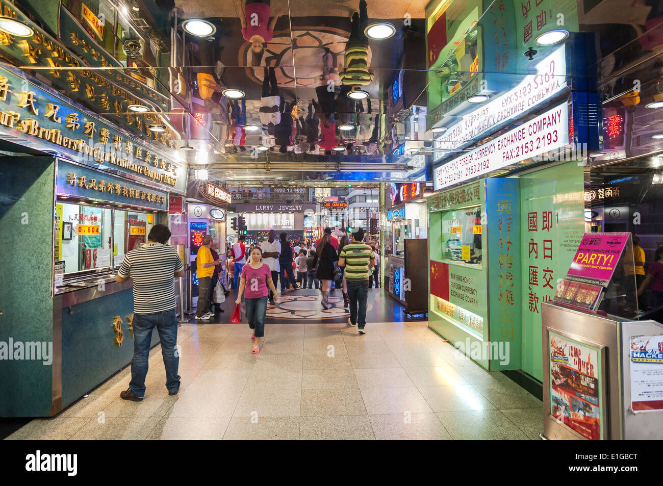 Rez-de-chaussée Chungking Mansions shopping mall, Hong Kong Banque D'Images