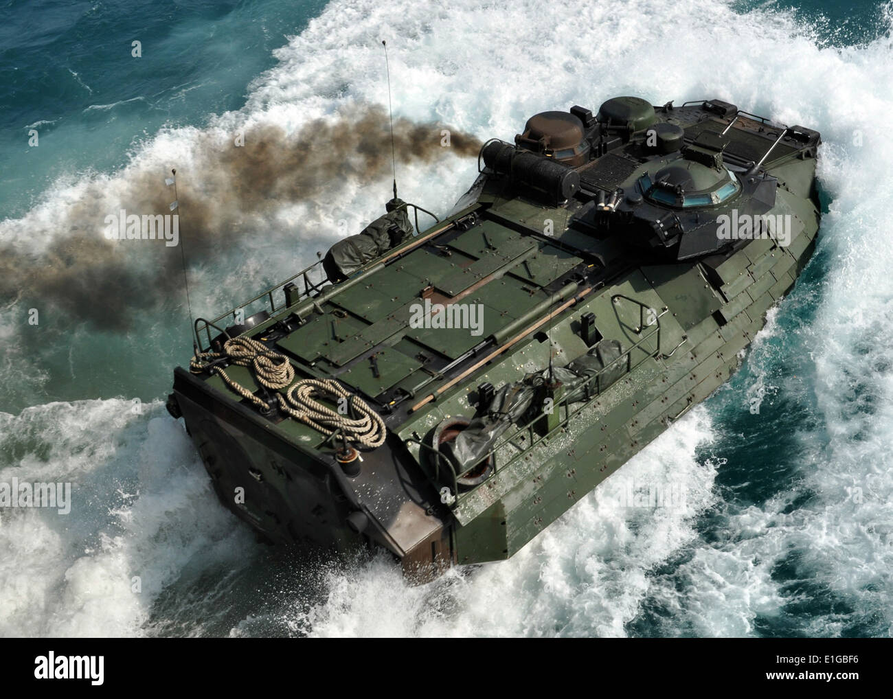 Un Corps des Marines américains AAVP7A1 assault amphibian véhicule affecté à la 31e Marine Expeditionary Unit lance à partir de la déc Banque D'Images