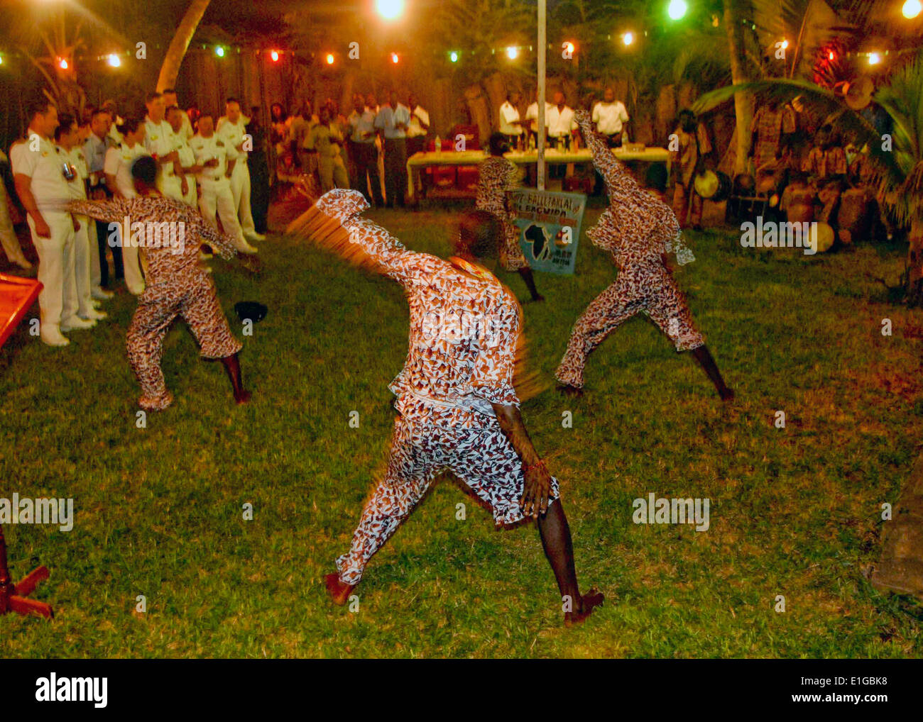 Danseurs togolais lors d'une réception cérémonie tenue pour l'équipage et le personnel embarqué de la frégate lance-missiles USS Rob Banque D'Images