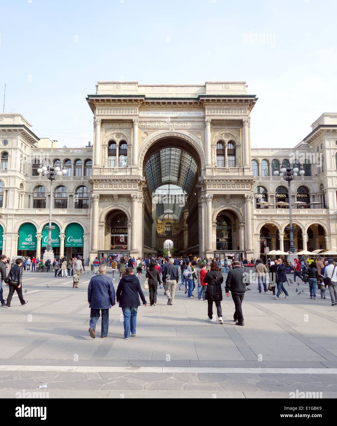 Galerie Vittorio Emanuele, entrée privée, vue de la place du Duomo de Milan, Italie Banque D'Images