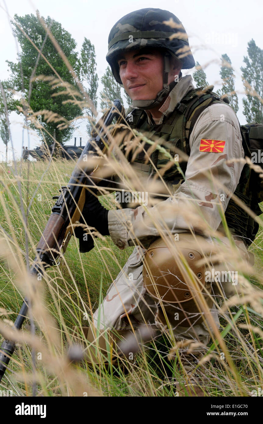 110611-N-FV216-174 : SHIROKILAN, l'Ukraine (11 juin 2011) - Un marin macédonienne, fournit une contre-mesure de support pendant un jo Banque D'Images