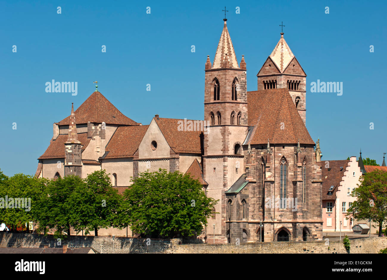Voir dans la vieille ville de Breisach avec le fleuve Stephansmünster, la cathédrale Saint-Étienne, Breisach, Bade-Wurtemberg, Allemagne Banque D'Images