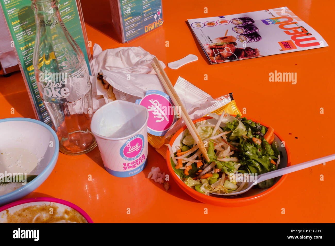 Les déchets alimentaires au fast food. London, UK Banque D'Images