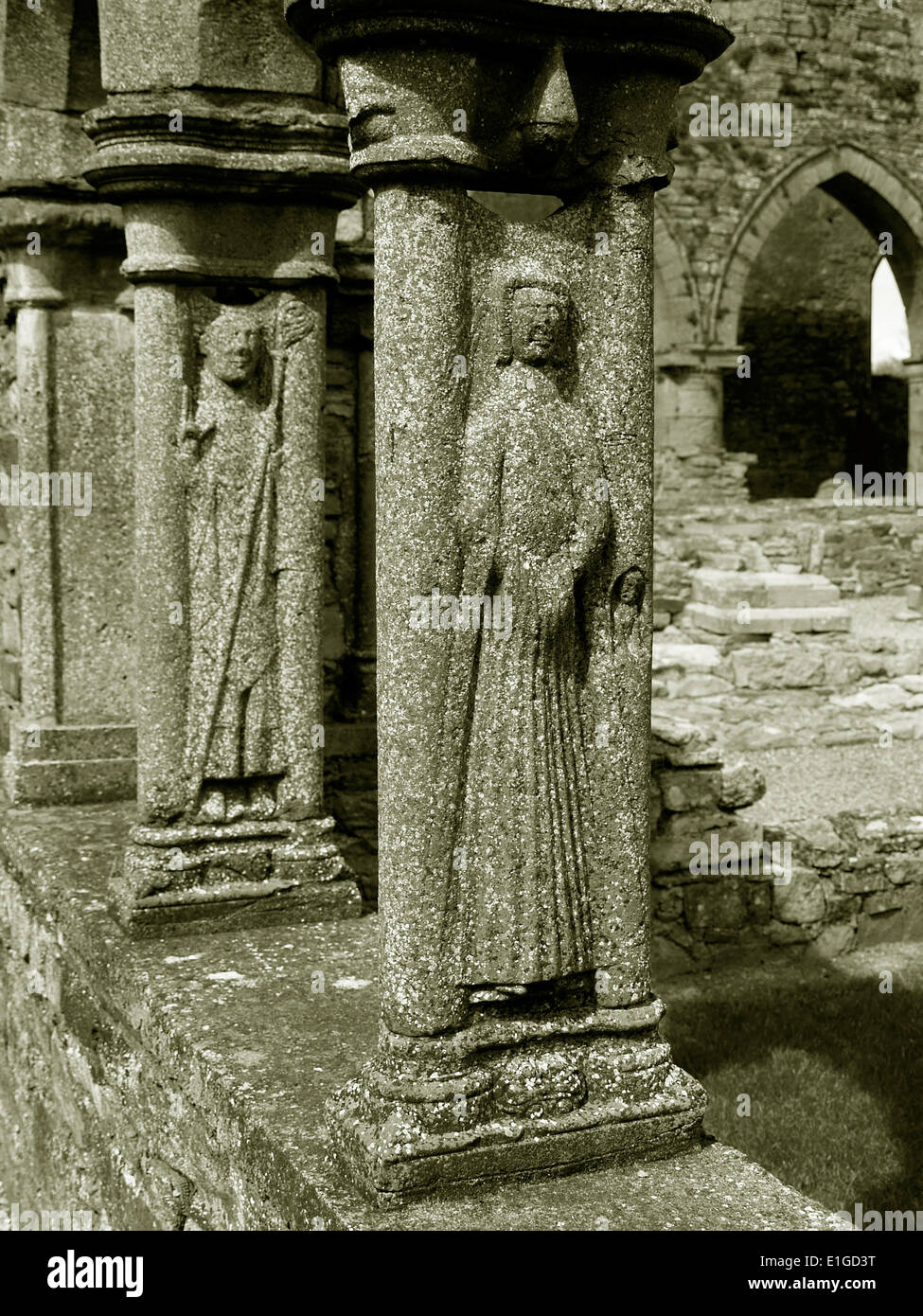 Lady Butler droit sculptés sur un pilier du cloître, l'abbaye de Jerpoint, Irlande Banque D'Images