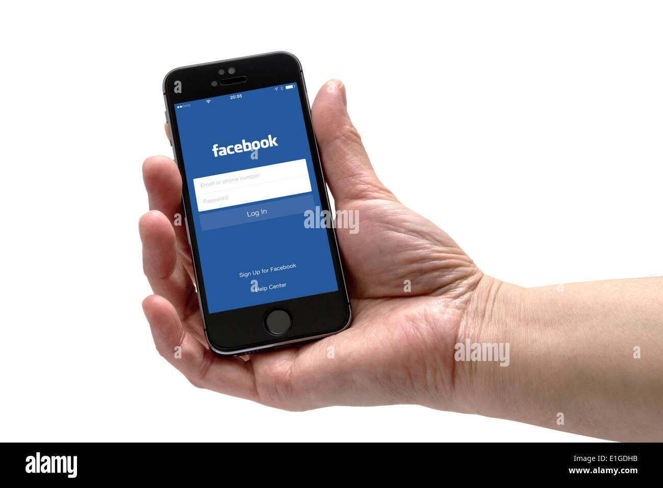 Une part holden un iPhone avec Facebook page de connexion. Banque D'Images