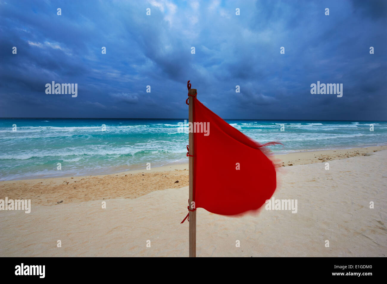 Le Mexique, l'État de Quintana Roo, Riviera Maya, Cancun, l'hôtel zone, drapeau rouge sur la plage Banque D'Images
