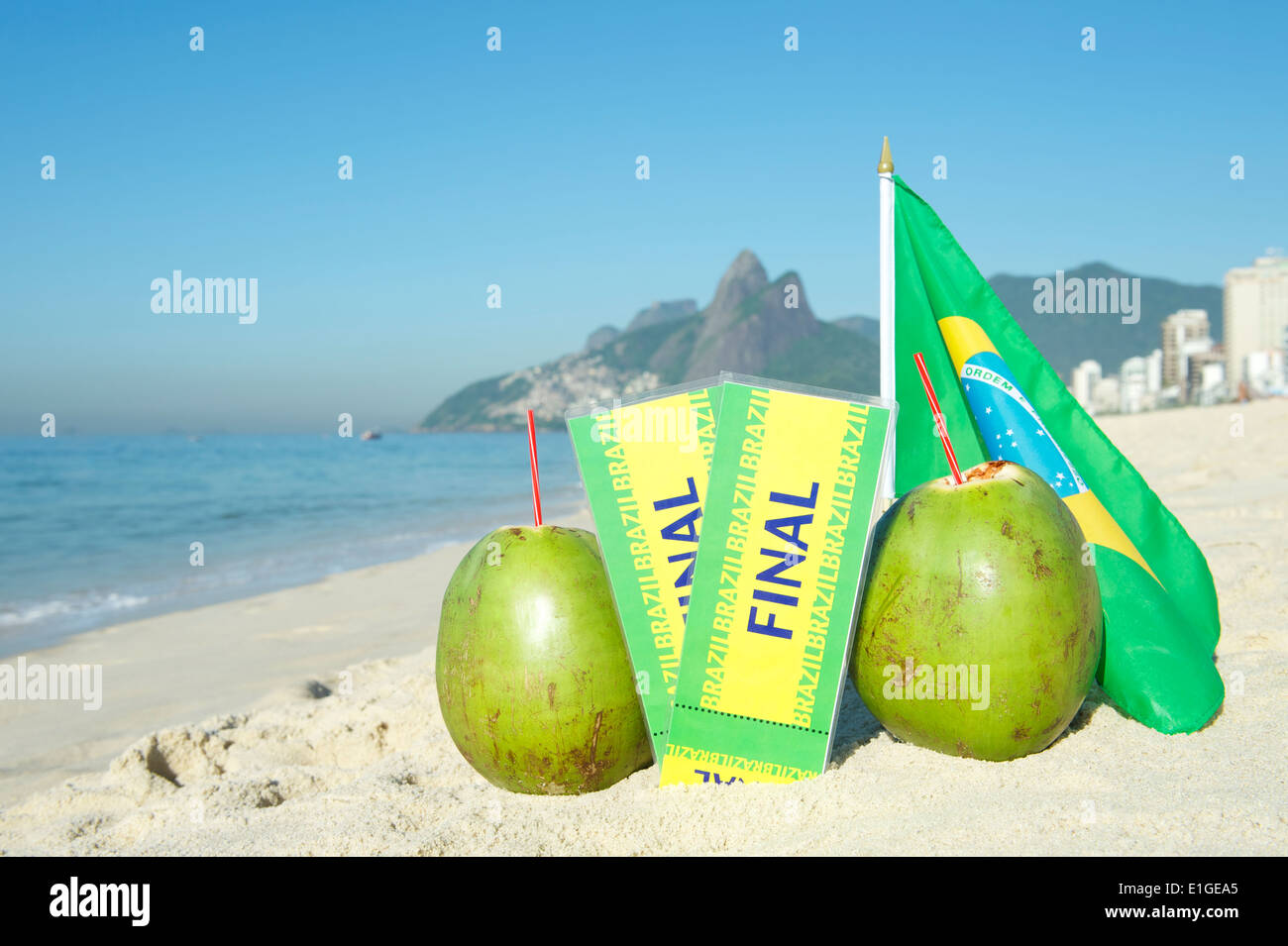 Deux billets Brésil finale dans le sable avec des cocotiers et d'un drapeau sur la plage d'Ipanema à Rio de Janeiro avec Montagne Dois Irmãos Banque D'Images