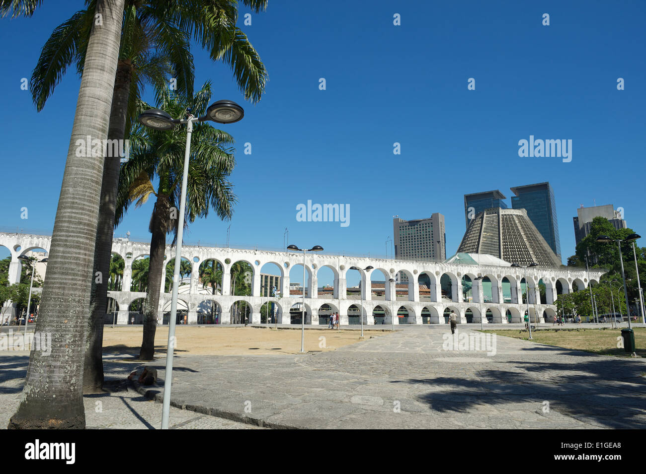 Vue d'arches blanc Arcos da Lapa d'une place à l'horizon au Centro de Rio de Janeiro Brésil Banque D'Images