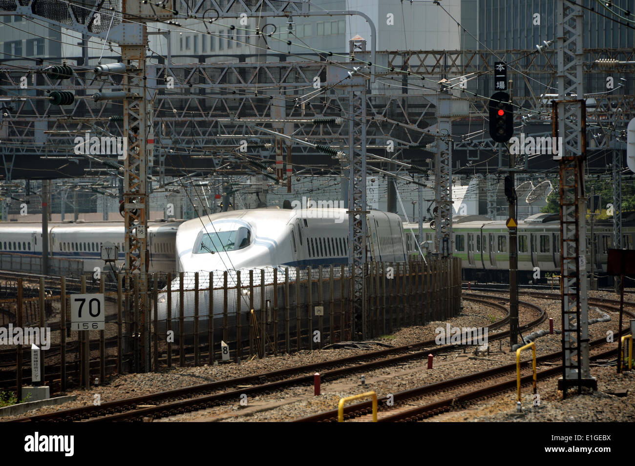 Tokyo, Japon - un train à grande vitesse est parallèle à un train de banlieue près de l'emplacement approximatif d'une nouvelle station est prévue entre Shinagawa et stations de Tamachi Tokyo le mercredi 4 juin, 2014. East Japan Railway Co., a annoncé un plan pour ouvrir la nouvelle station - première depuis 1971. 4 juin, 2014. Sur la ligne Yamanote Line de boucle par le Tokyo 2020 Olymnpics. © Natsuki Sakai/AFLO/Alamy Live News Banque D'Images
