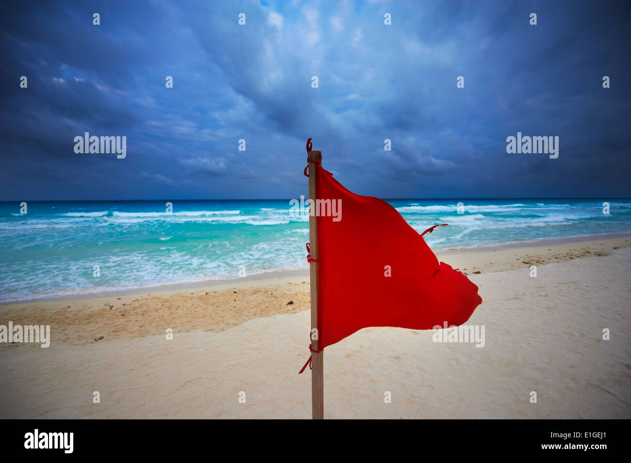 Le Mexique, l'État de Quintana Roo, Riviera Maya, Cancun, l'hôtel zone, drapeau rouge sur la plage Banque D'Images