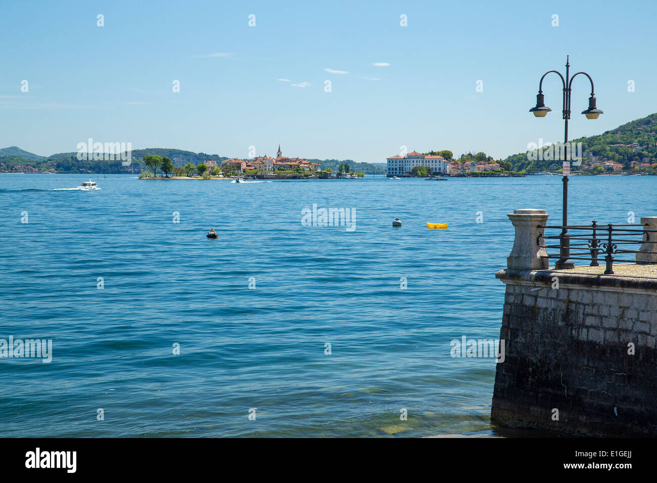 Lac Majeur Italie avec Isola Bella et téléphérique de Mottarone. Banque D'Images