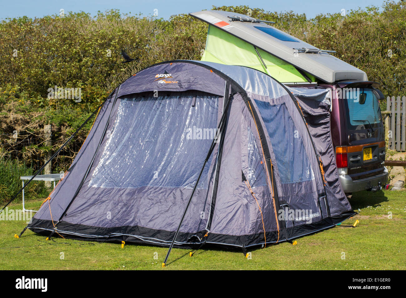 Kela Vango Airbeam standard sur un auvent Camping-car Mazda Bongo. Banque D'Images