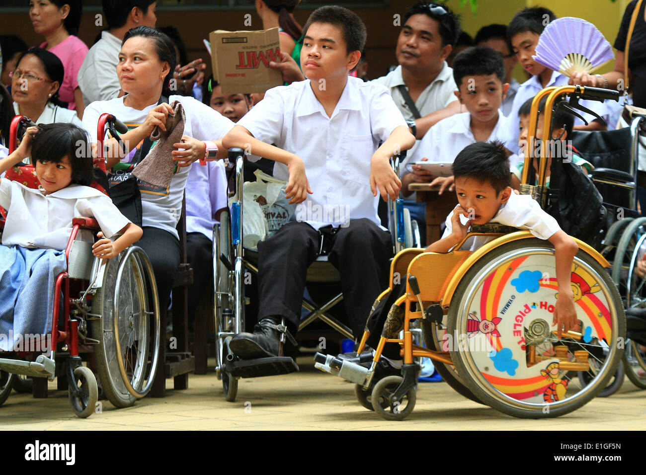 Quezon City, Philippines. 4 juin, 2014. Les étudiants handicapés d'écouter leur professeur à l'École nationale de l'hôpital orthopédique pour les enfants infirmes à Quezon City, aux Philippines, le 4 juin 2014. L'École nationale de l'hôpital orthopédique pour les enfants infirmes est une école spéciale qui fournit l'éducation formelle et informelle pour les enfants handicapés. © Rouelle Umali/Xinhua/Alamy Live News Banque D'Images