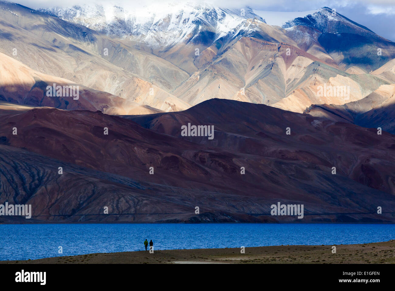 Moment romantique dans des paysages de montagne avec deux personnes sur la rive du Tsomoriri, Rupshu, Changtang, le Ladakh, le Jammu-et-Cachemire, l'Inde Banque D'Images