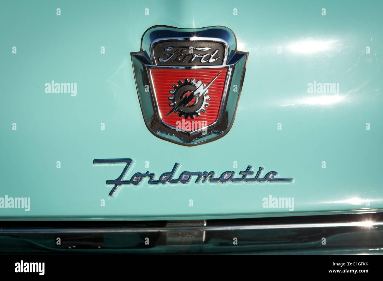 Vintage 1956 Ford F100 d'un insigne, au Big3 swap meet, au parking du Stade Qualcomm, en mars 2014. Banque D'Images