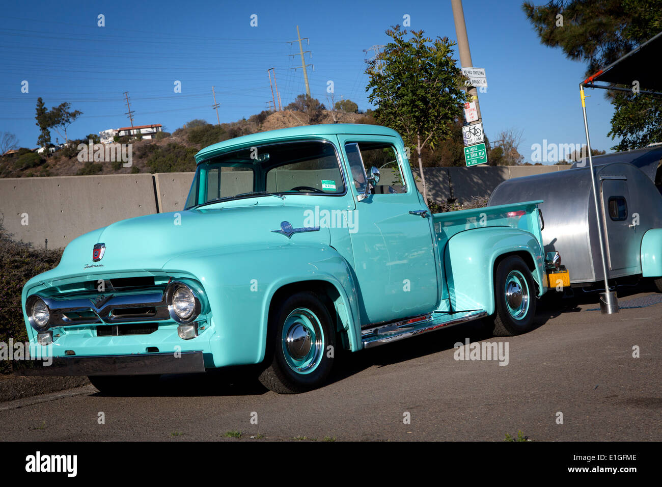 Turquoise lumineux vintage Ford F100 à partir de 1956, dans le Big3 swap meet, au parking du Stade Qualcomm, en mars 2014. Banque D'Images
