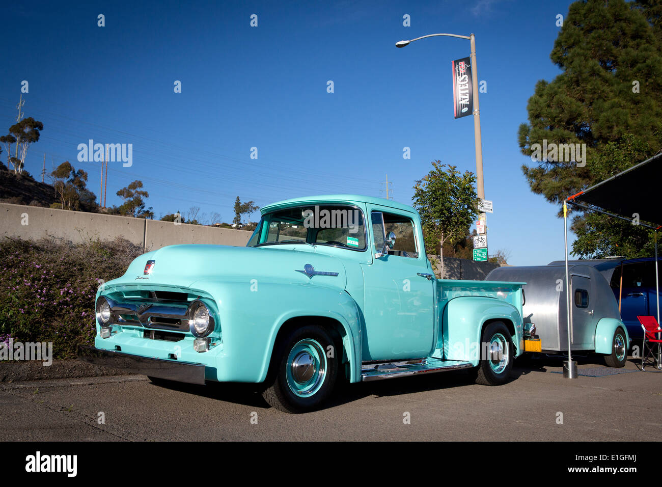 Turquoise lumineux vintage Ford F100 à partir de 1956, dans le Big3 swap meet, au parking du Stade Qualcomm, en mars 2014. Banque D'Images