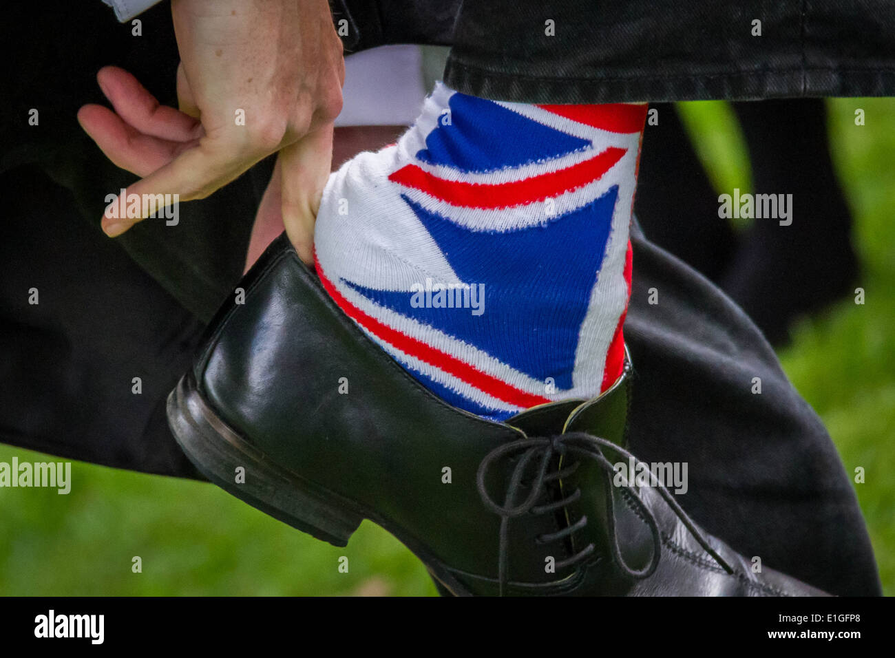 Un Anglais met sur smart shoes sur Union flag chaussettes. Banque D'Images