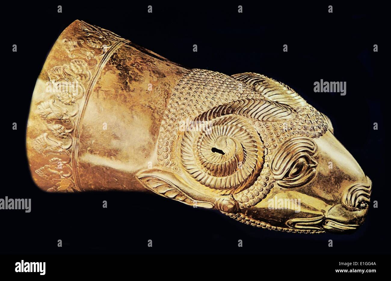 Comme l'or de vie ram head formant une tasse de boisson. Iraian Mannaean thème enrichi par l'artisanat. Trouvé à Ghaflantou Ziwiye proche. En C.-B., en date du Banque D'Images