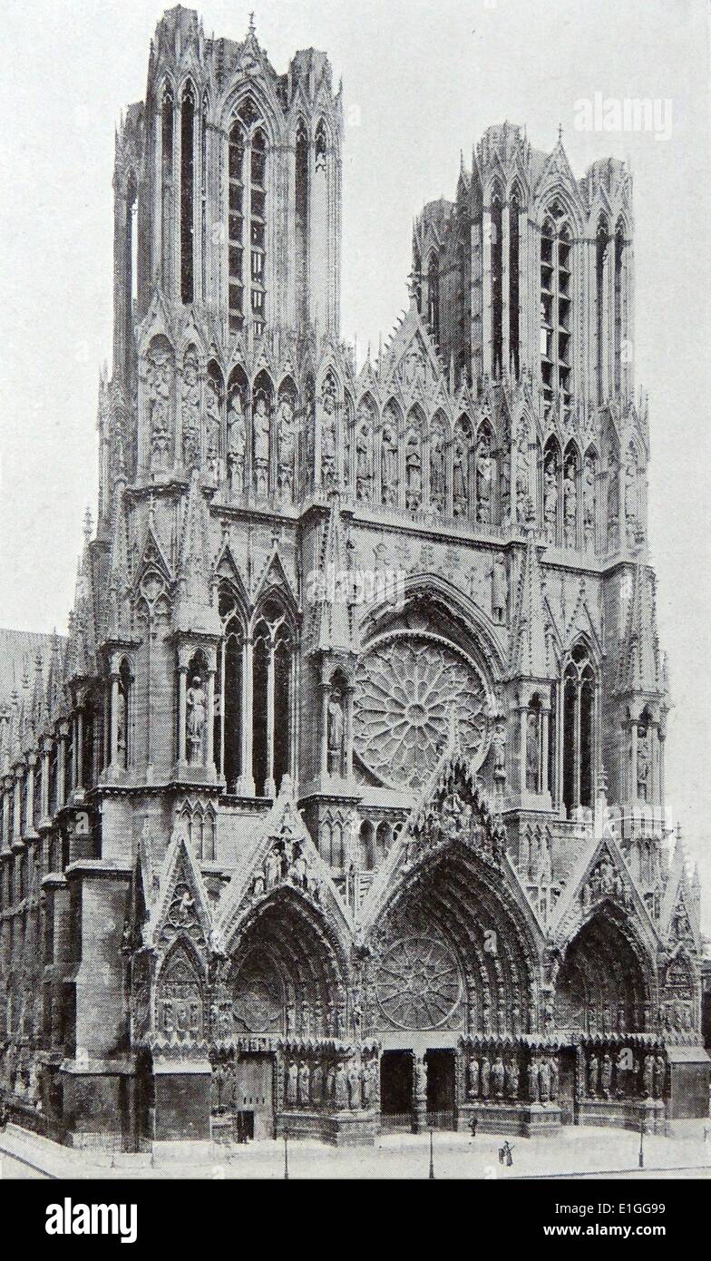 Photographie de la façade de la cathédrale de Reims. Il fut le siège de l'Archidiocèse de Reims et où les sacres des rois de France a eu lieu. L'église catholique romaine gothique français a été achevé en 1211. La France. Banque D'Images
