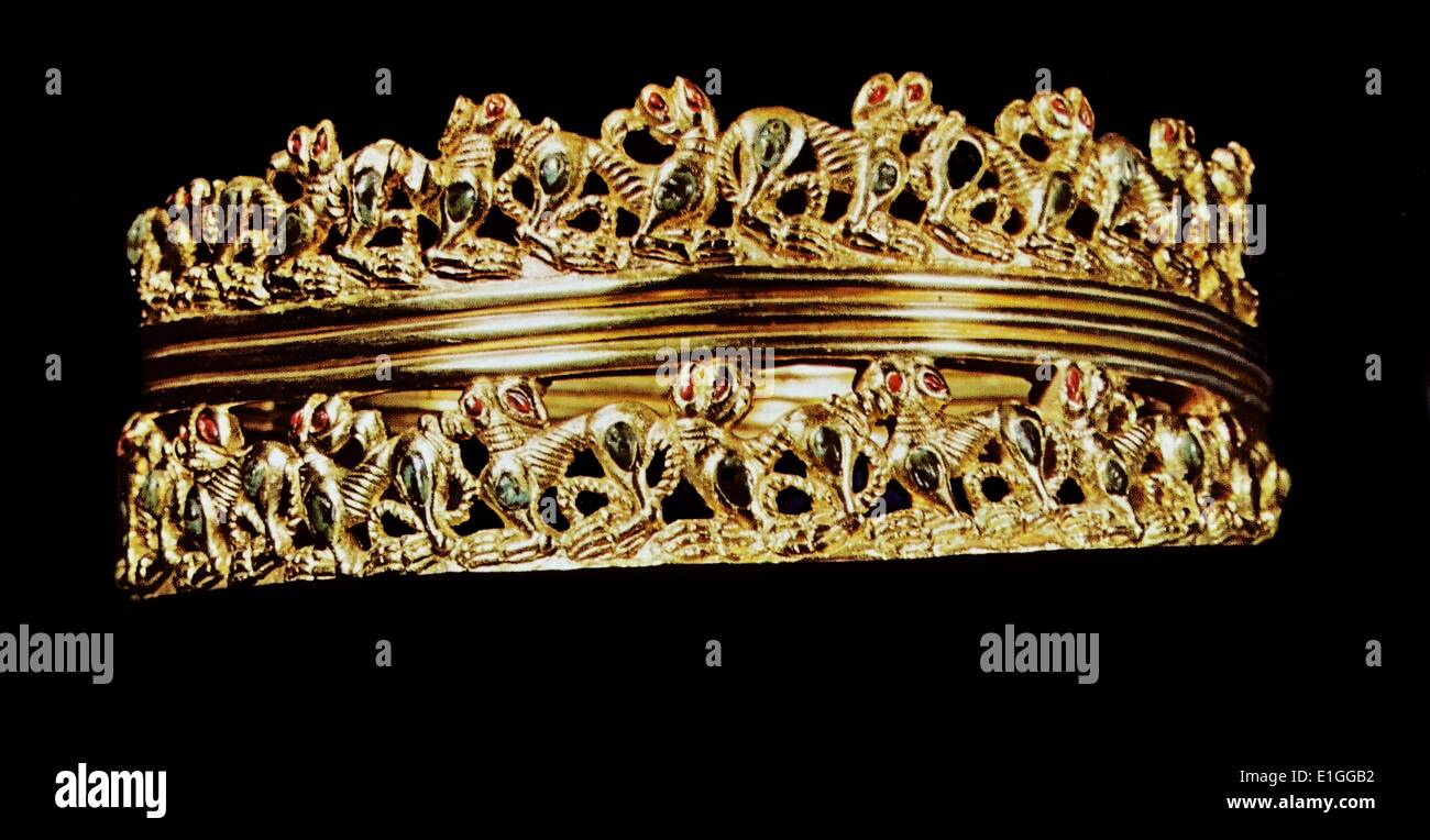 Un petit cornet d'or (couronne) parsemée d'incrustations de métaux précieux. En date du 2e siècle Banque D'Images