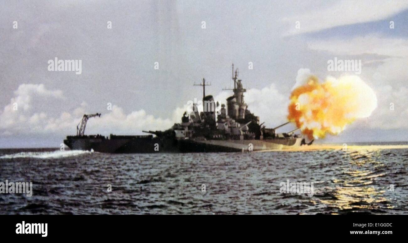 Photographie couleur montrant les projectiles en vol que le U.S.S. Les feux du Missouri six canons. Banque D'Images