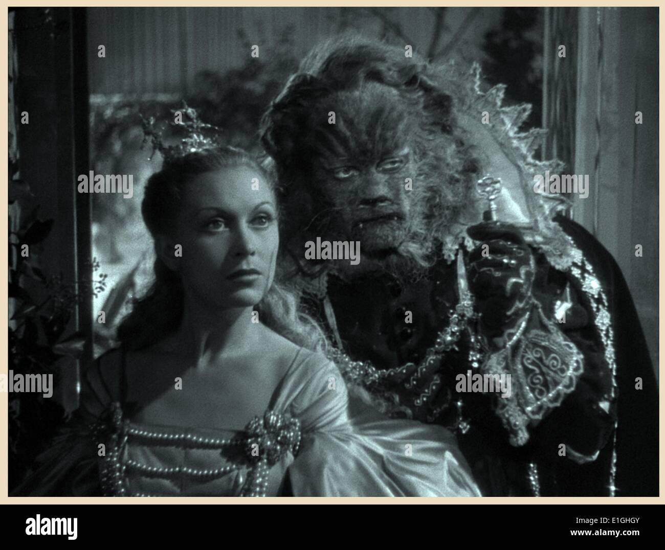 La belle et la Bête (Français : La Belle et la Bête) un film fantastique  romantique française 1946 adaptation de la conte traditionnel du même nom,  écrit par Jeanne-Marie Le Prince de