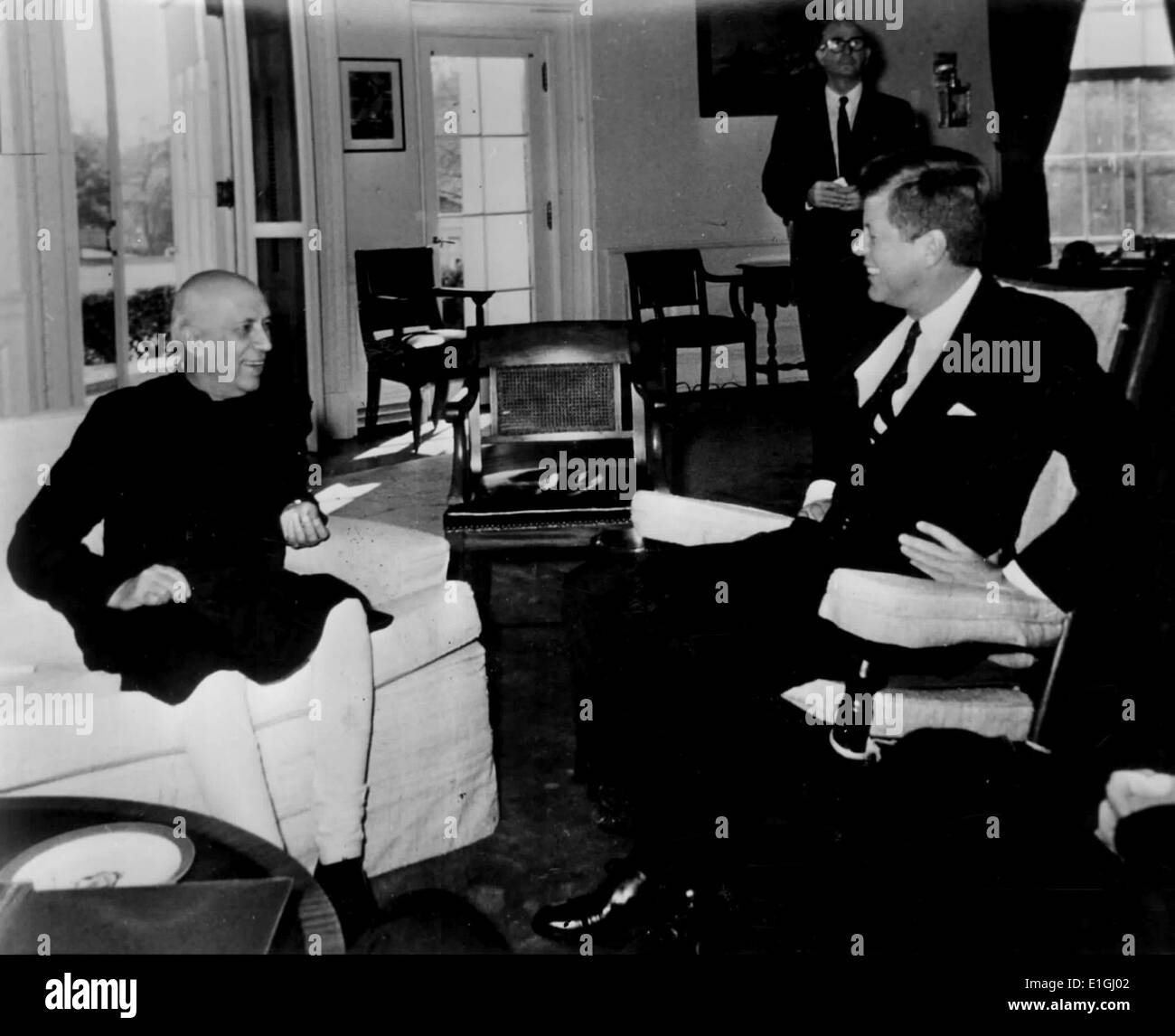 Le Premier Ministre indien Nehru s'entretenir avec le président John F Kennedy à la Maison Blanche à Washington le 7 novembre 1961 Banque D'Images