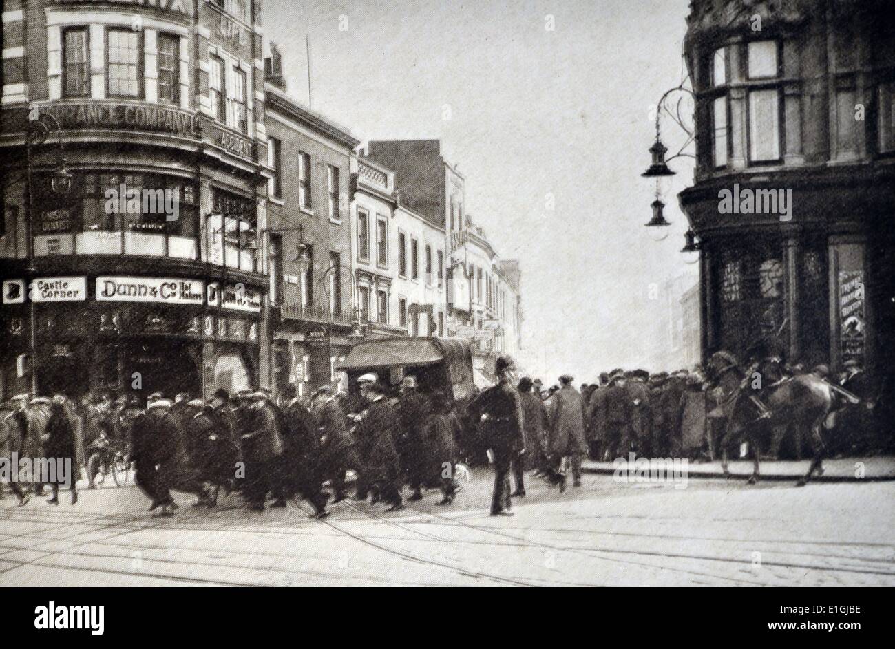 Pendant la grève générale de 1926, Londres foules marchaient pour aller travailler car les transports à l'arrêt. Banque D'Images