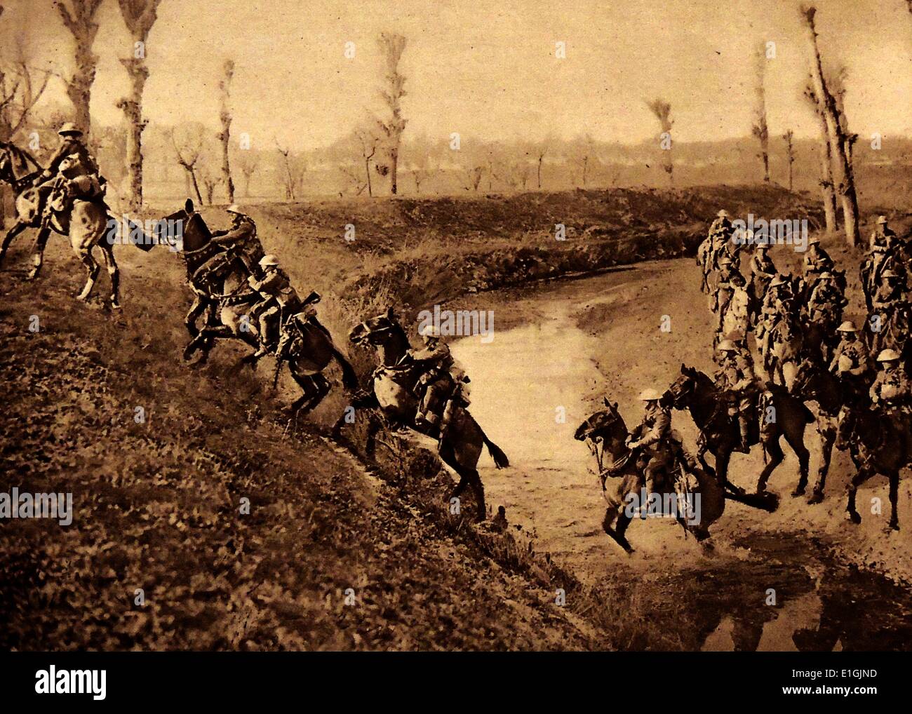 La charge de cavalerie à travers une rivière au cours de la Première Guerre mondiale. Banque D'Images
