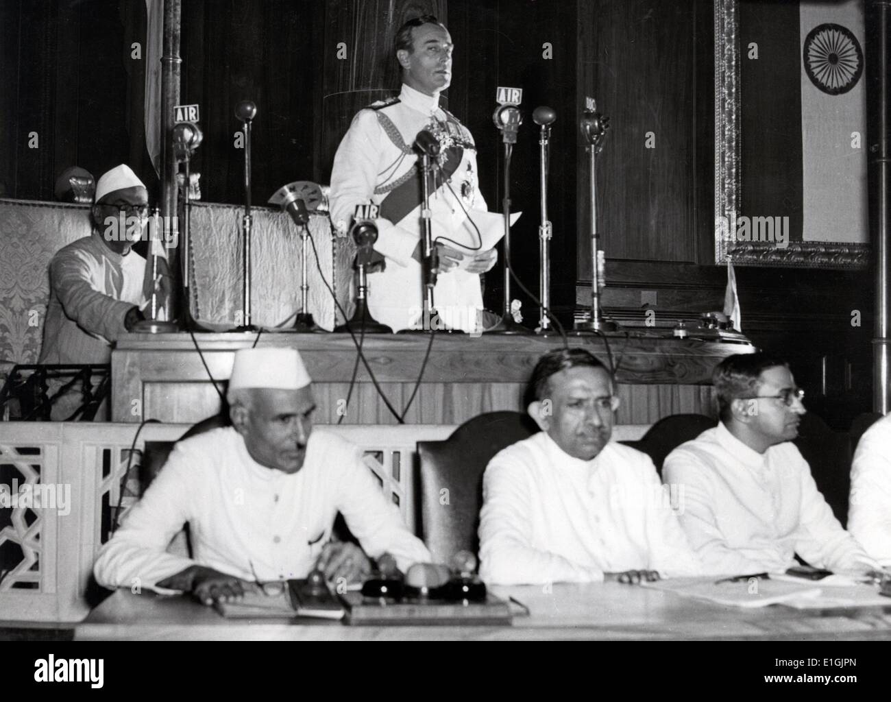 Jawaharlal Nehru et Lord Mountbatten déclarer l'indépendance de l'Inde en assemblée constituante, Delhi 15 Août 1947 Banque D'Images
