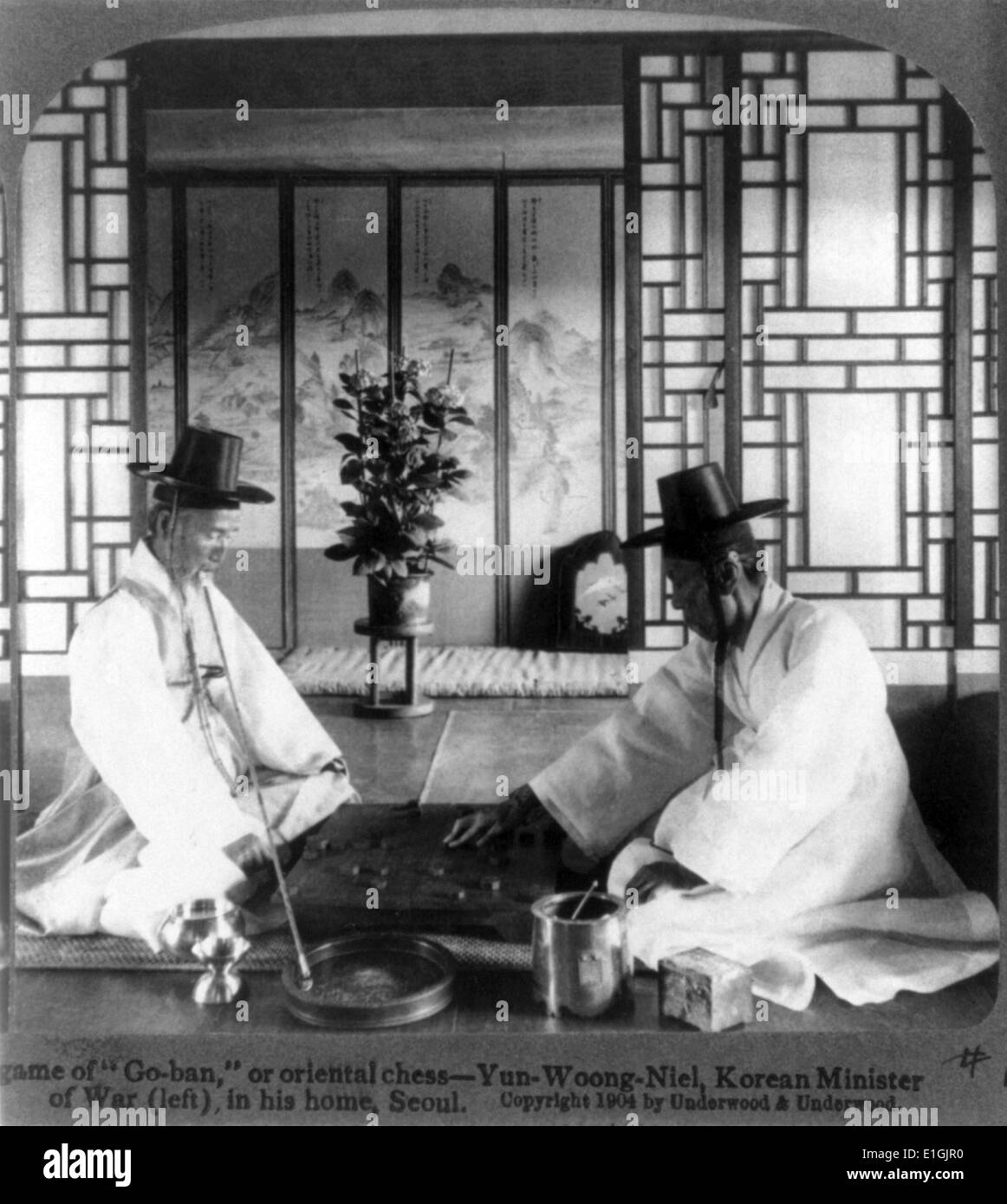 Corée du début du xxe siècle montre la vie cour courtiers jouant le jeu Goban à Séoul Banque D'Images