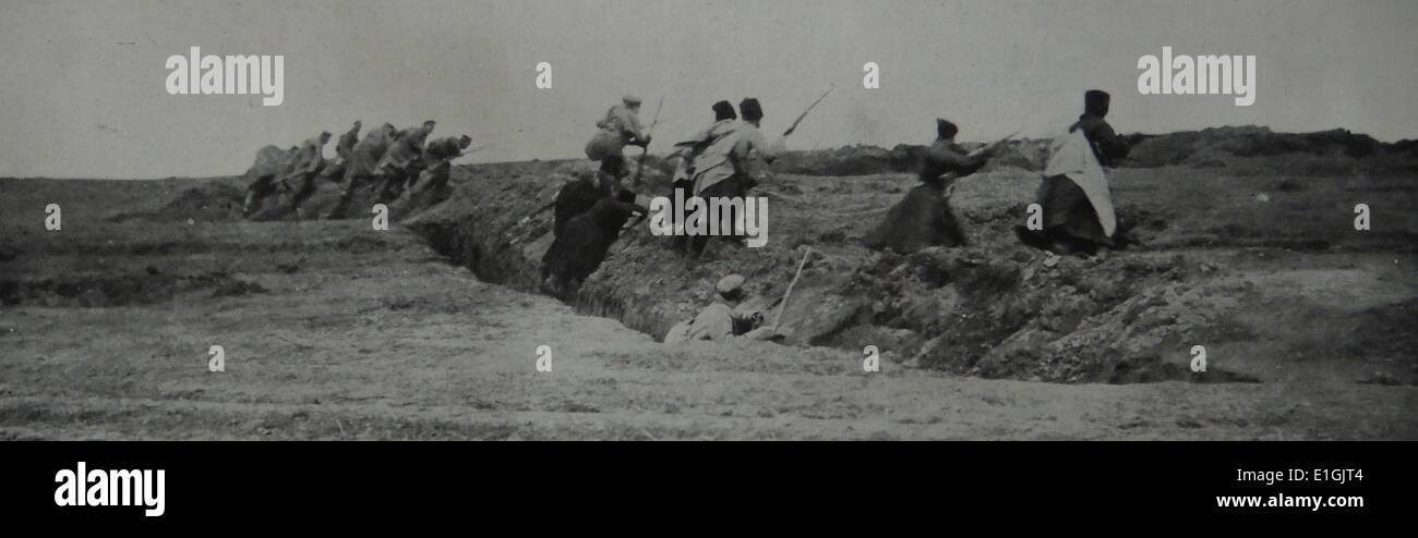 Les soldats russes à l'avance à partir d'une position de l'étang dans la Première Guerre mondiale Banque D'Images