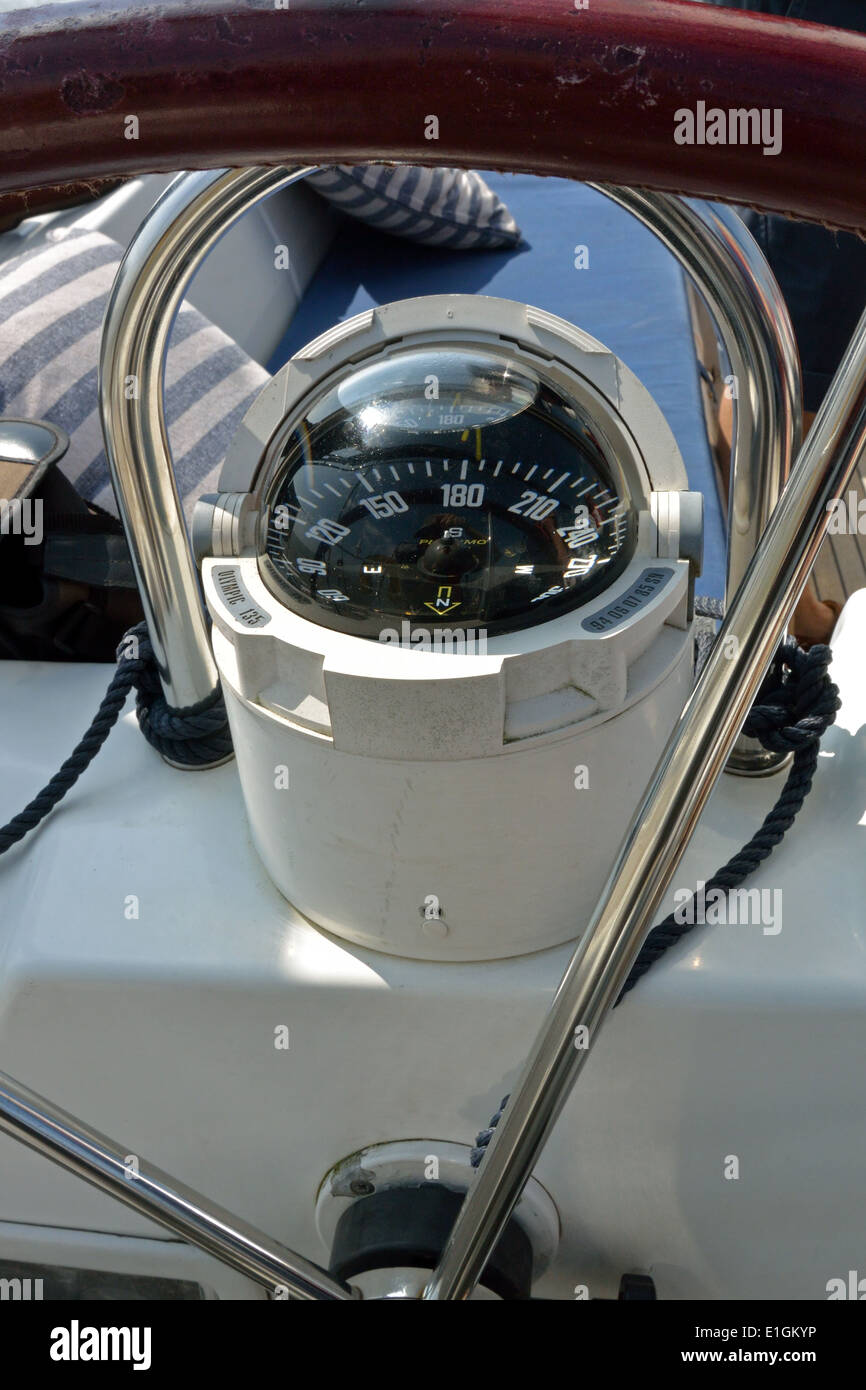 Compas sur les navigateurs vikings Bénéteau Océanis Clipper 473 cruising yacht bleu Viking Banque D'Images