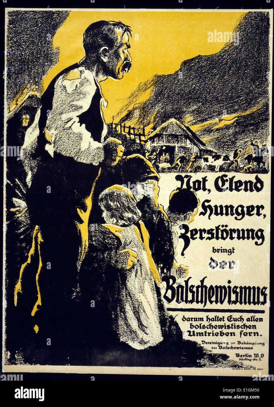 République de Weimar Gerany ; affiche représentant une famille regardant en détresse que leur ferme est brûlé et les animaux confisqués. (Non, Elend, faim, Zerstörung bringt der Bolschewismus) ; le bolchevisme apporte la détresse, l'adversité, de la faim et de la destruction. Banque D'Images